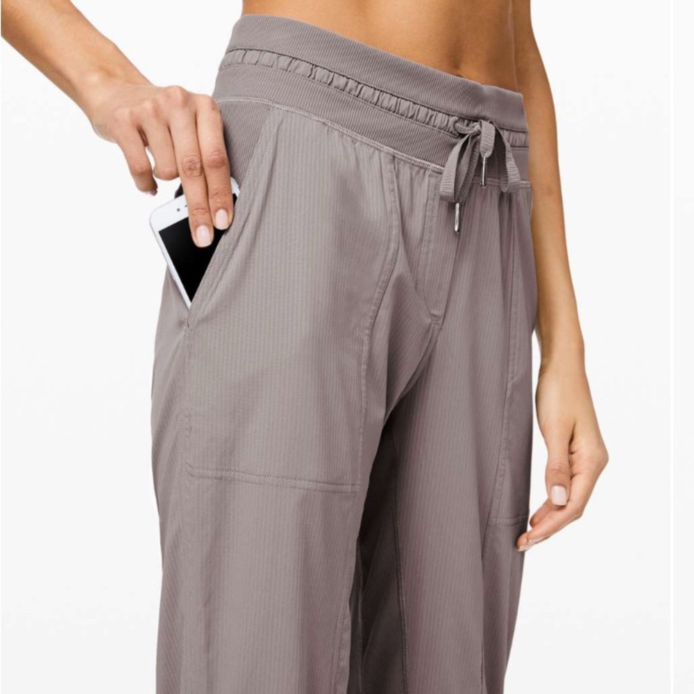 Lululemon Dance Studio Crop *25"
Half Moon